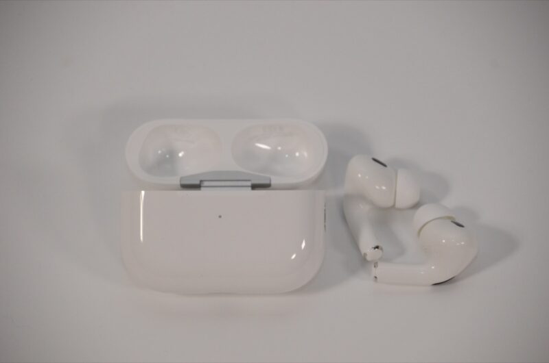 AirPods Pro 2 USB-C版の本体とケースを開いた状態