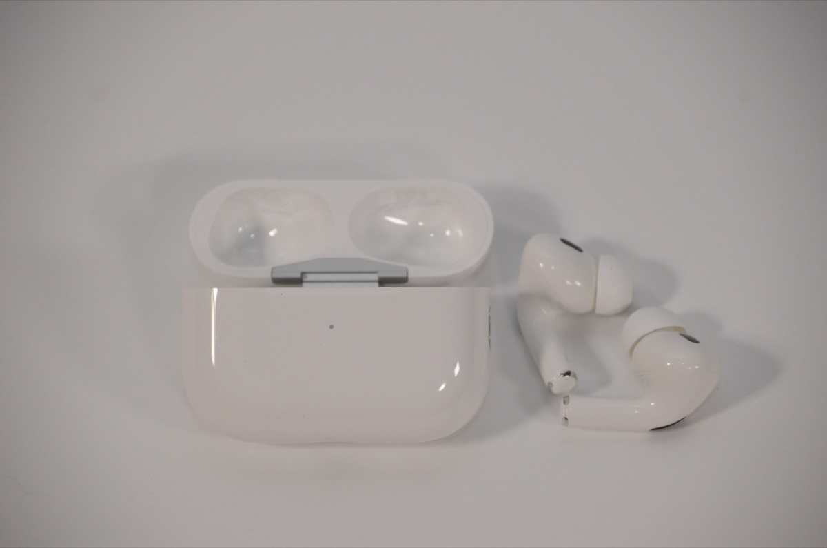 AirPods Pro 2 USB-C版の本体とケースを開いた状態