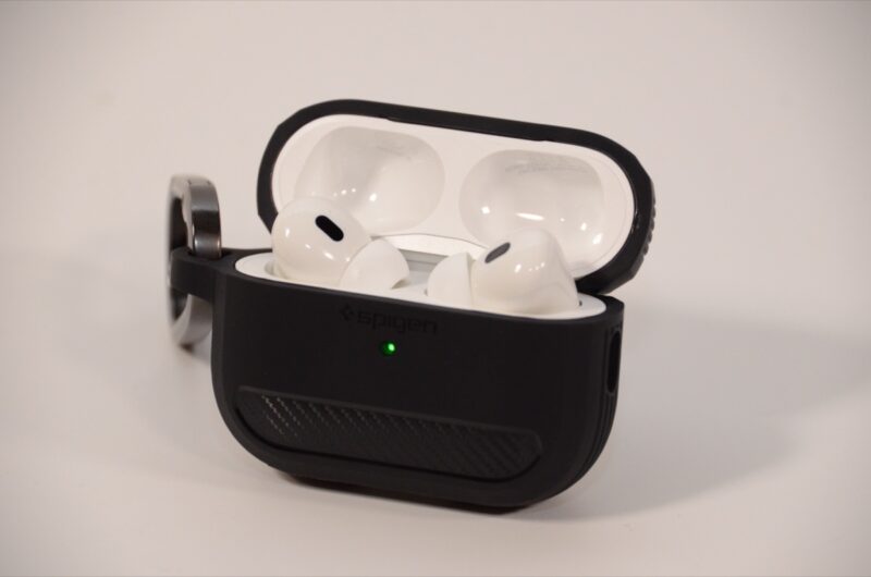 AirPods Pro 2 ケースの充電ランプが点灯した様子