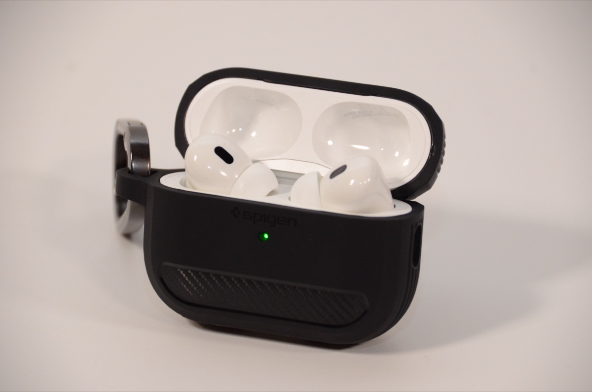 AirPods Pro 2 ケースの充電インジケータが点灯した様子