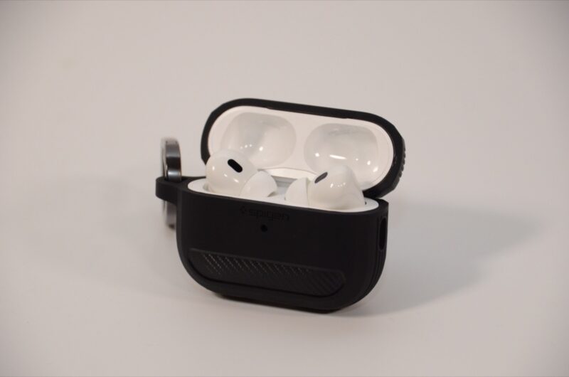 1年使用したAirPods Pro 2を保護ケースに入れて開いた状態