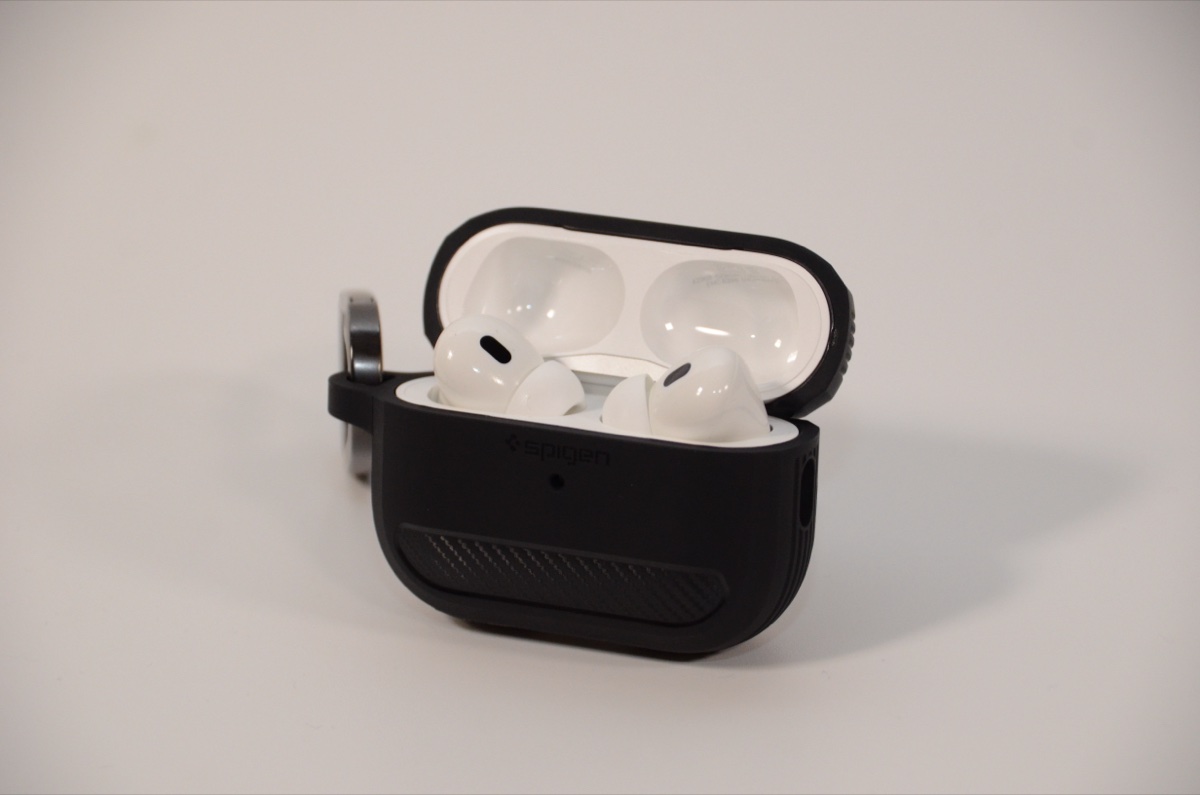 1年使用したAirPods Pro 2を保護ケースに入れて開いた状態