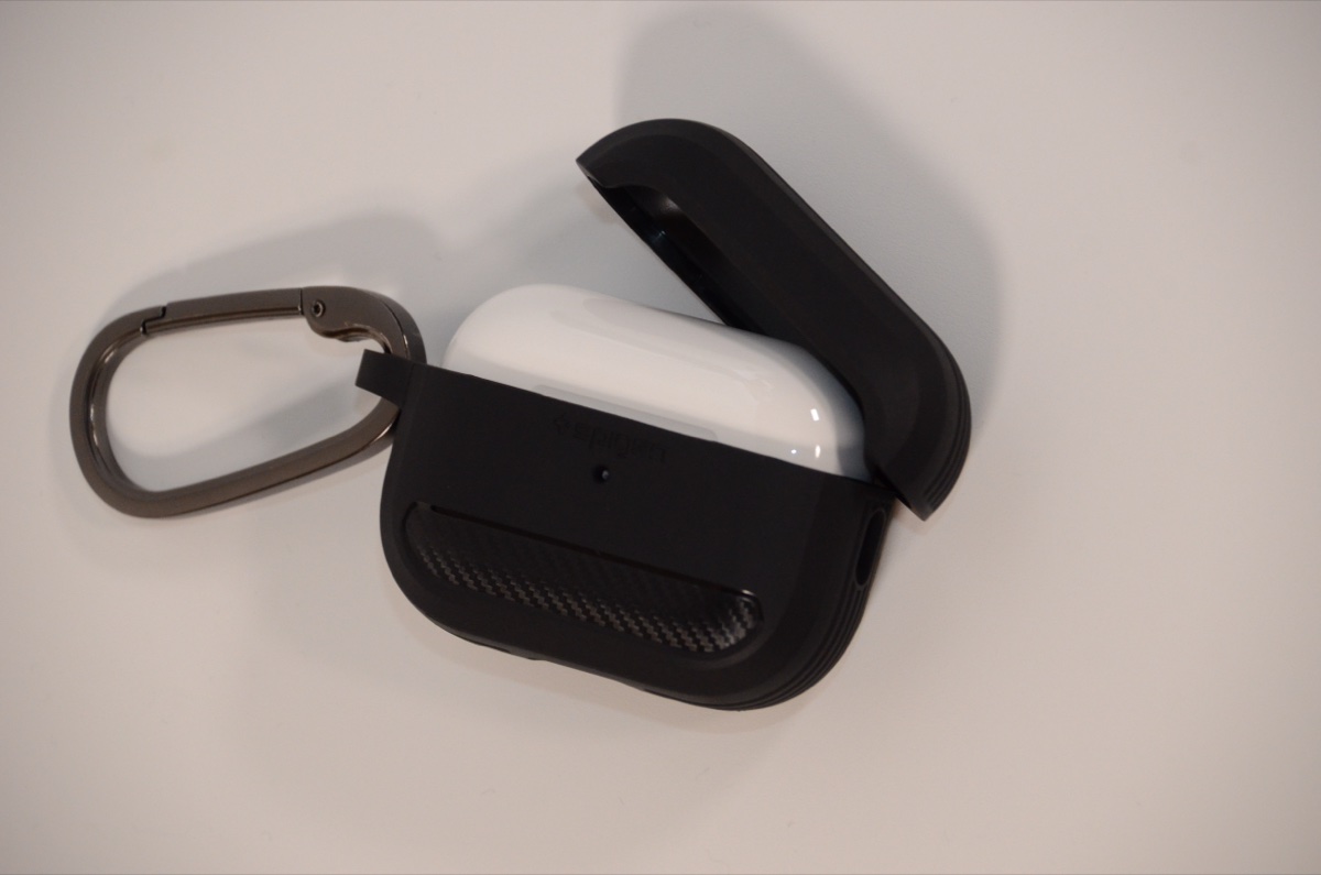 1年使い込んだAirPods Pro 2 保護ケースとカラビナ