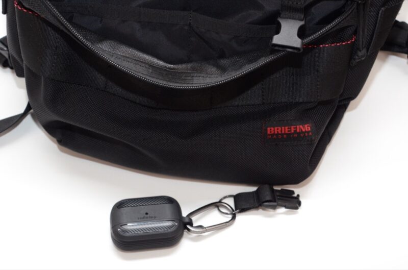 AirPods Pro 2をATTACK PACKに提げて持ち歩いている実機写真