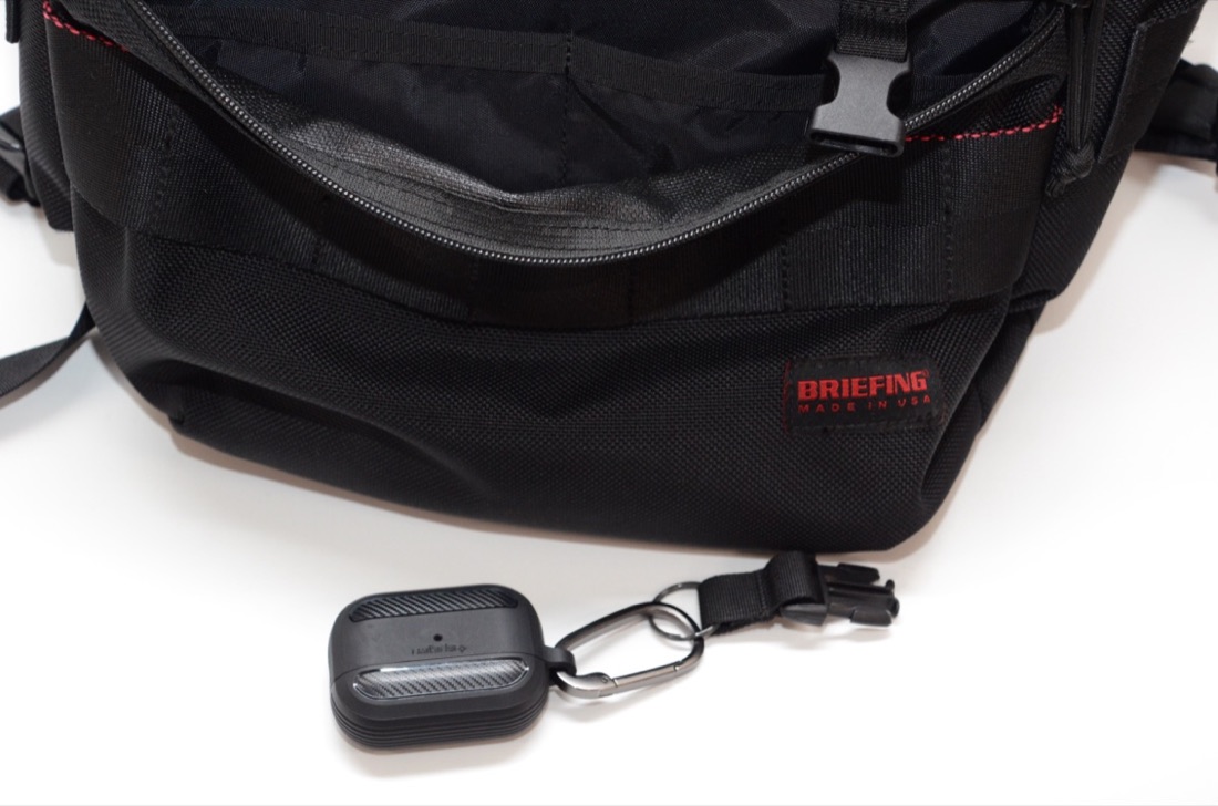 BRIEFINGバッグにカラビナでぶら下げたAirPods Pro 2