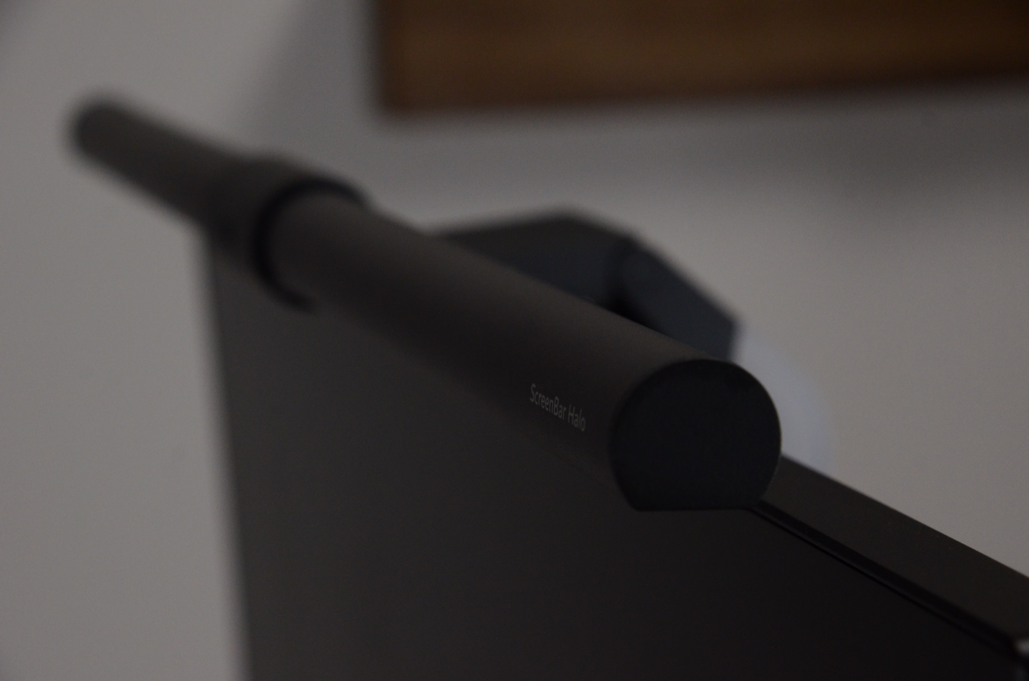 BenQ ScreenBar Halo 本体end側面・ScreenBar Halo ロゴ部マクロ