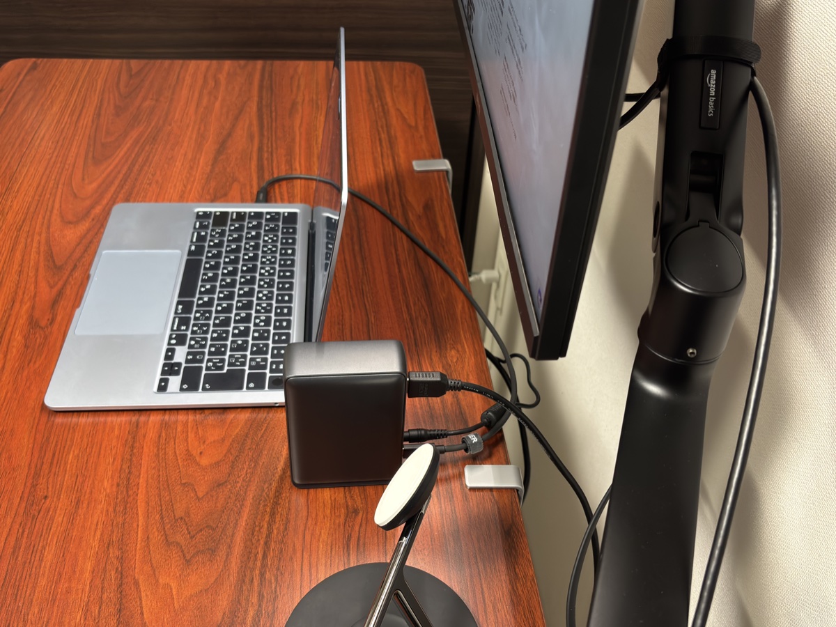 MacBook USB-C 1ケーブル接続シーン・Anker Dock経由でデスクトップ化
