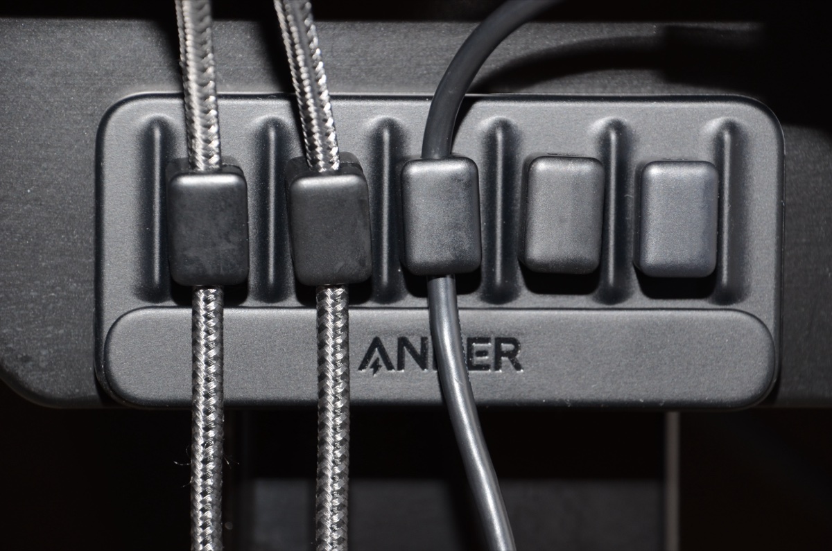 Anker Magnetic Cable Holder デスク横配置・3年使用