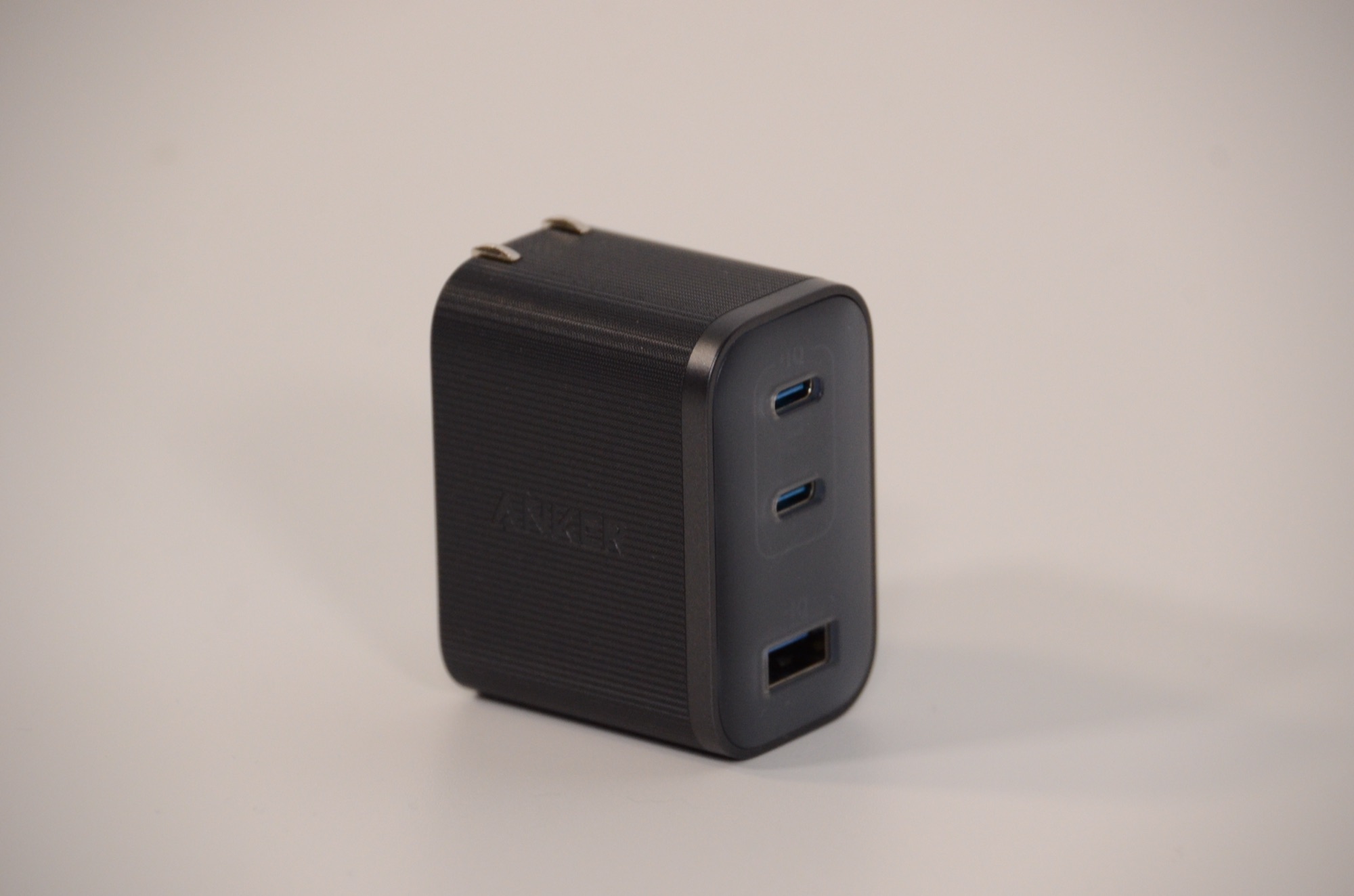 Anker Nano Charger (70W, 3 Ports) の全景。USB-C×2＋USB-A×1の3ポートと折りたたみプラグ