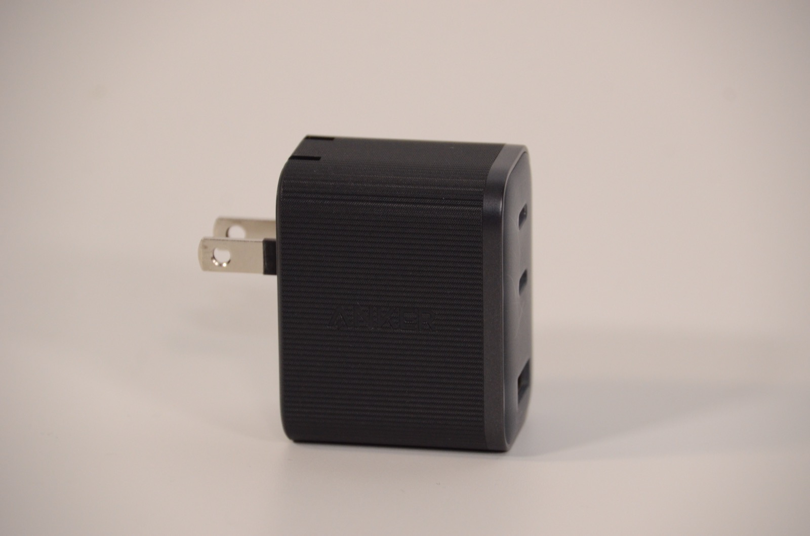Anker Nano Charger の折りたたみプラグ。世界最小クラスの小型ボディ