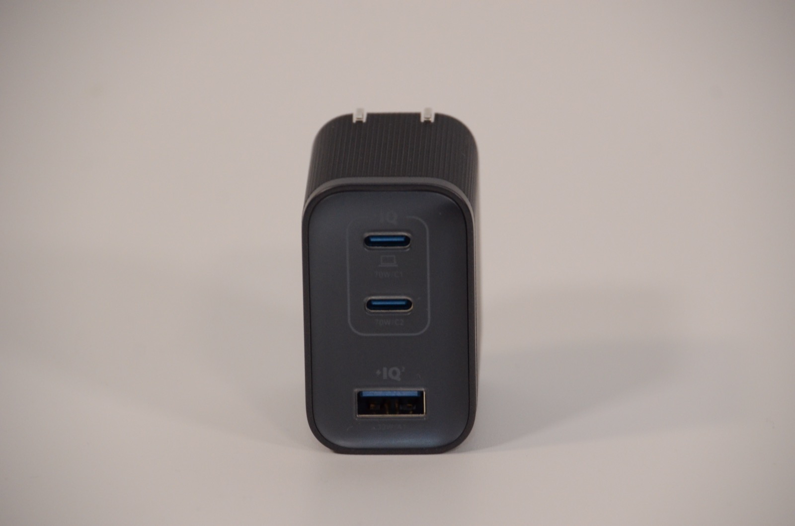 Anker Nano Charger の3ポート（USB-C×2＋USB-A×1）を正面から