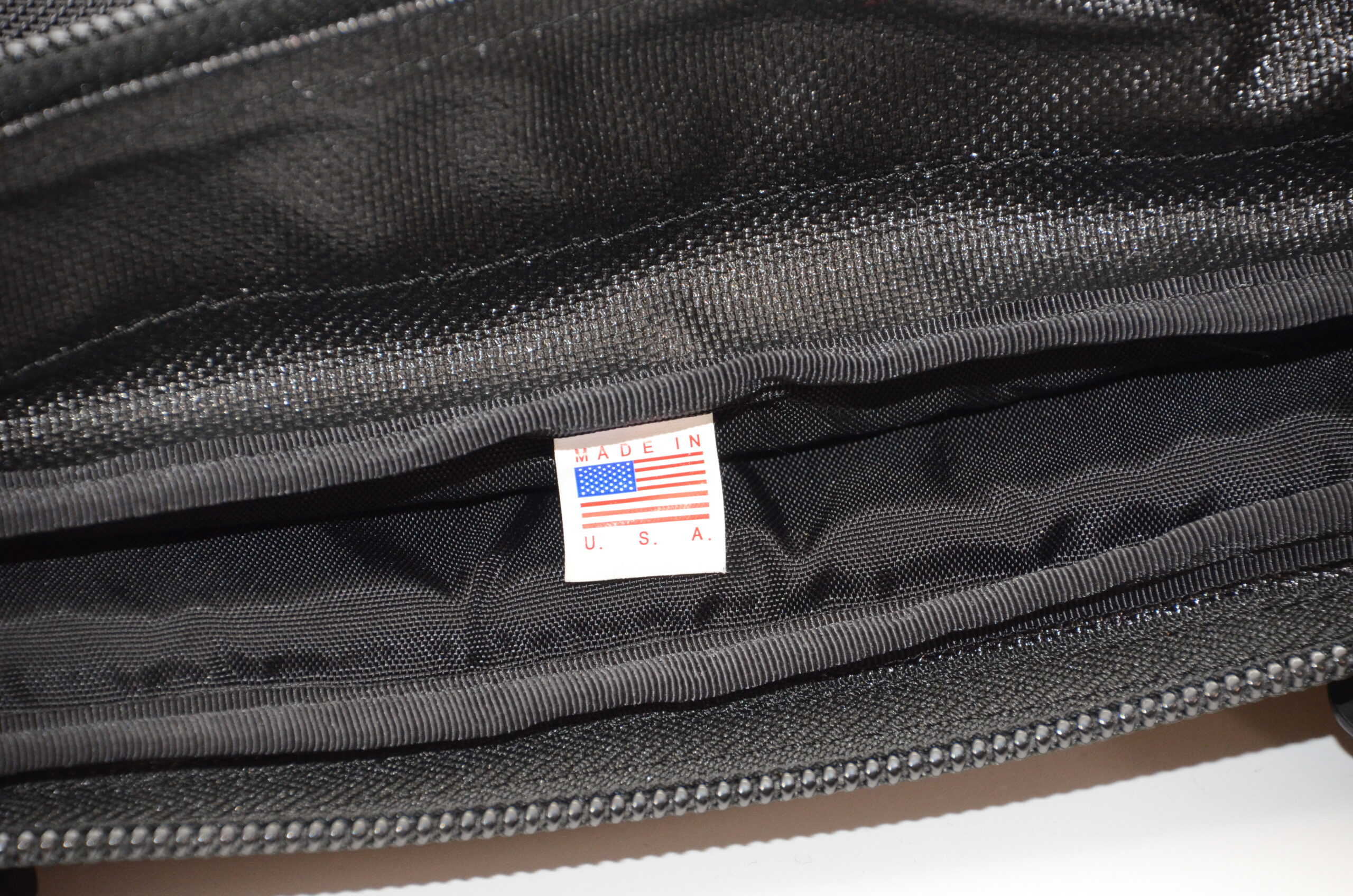 BRIEFING A4 LINER 内部のMADE IN USAタグ（星条旗）。米国製の証