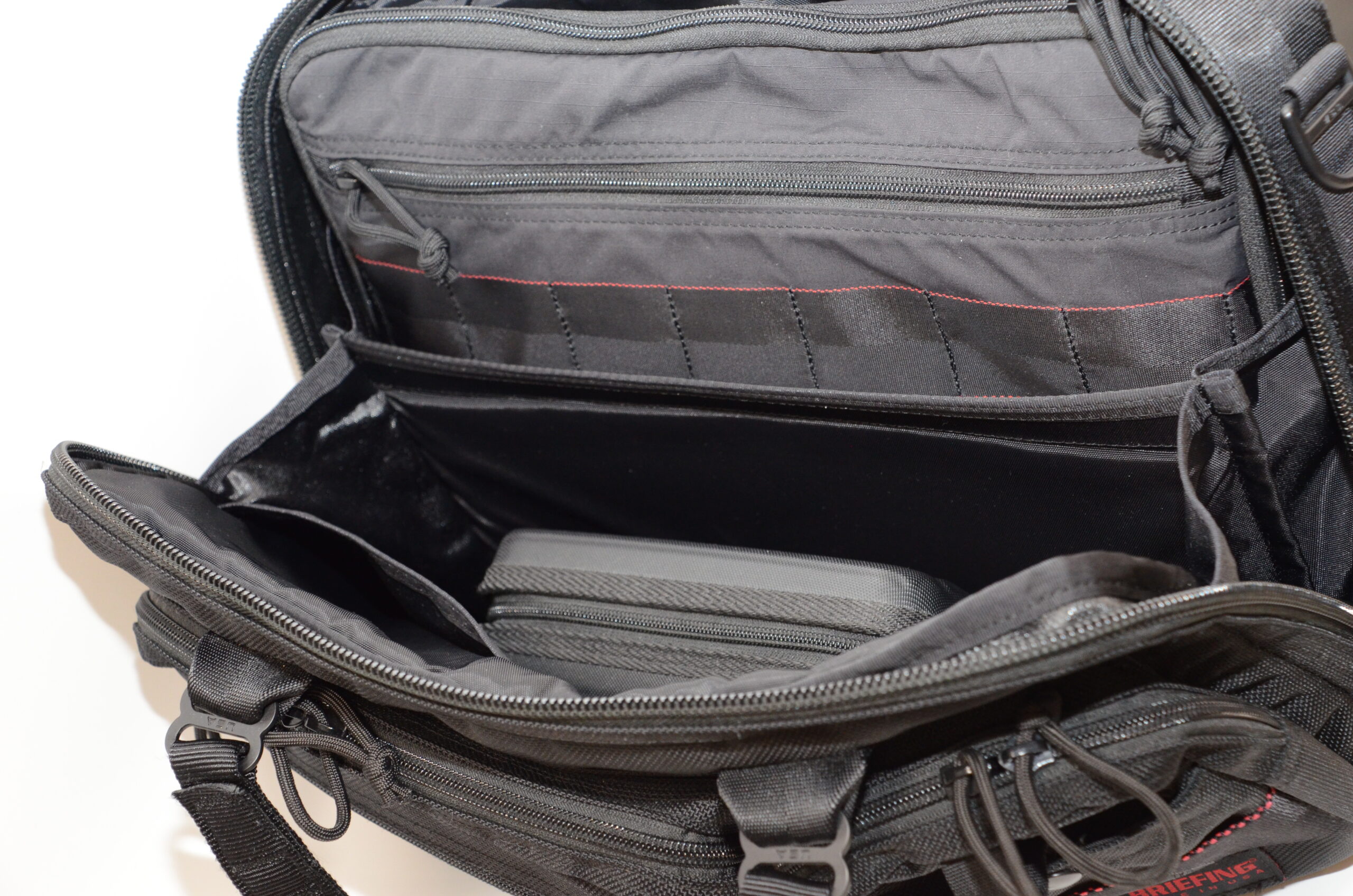 BRIEFING A4 LINER にPCケースとガジェットポーチを入れた二重運用の様子