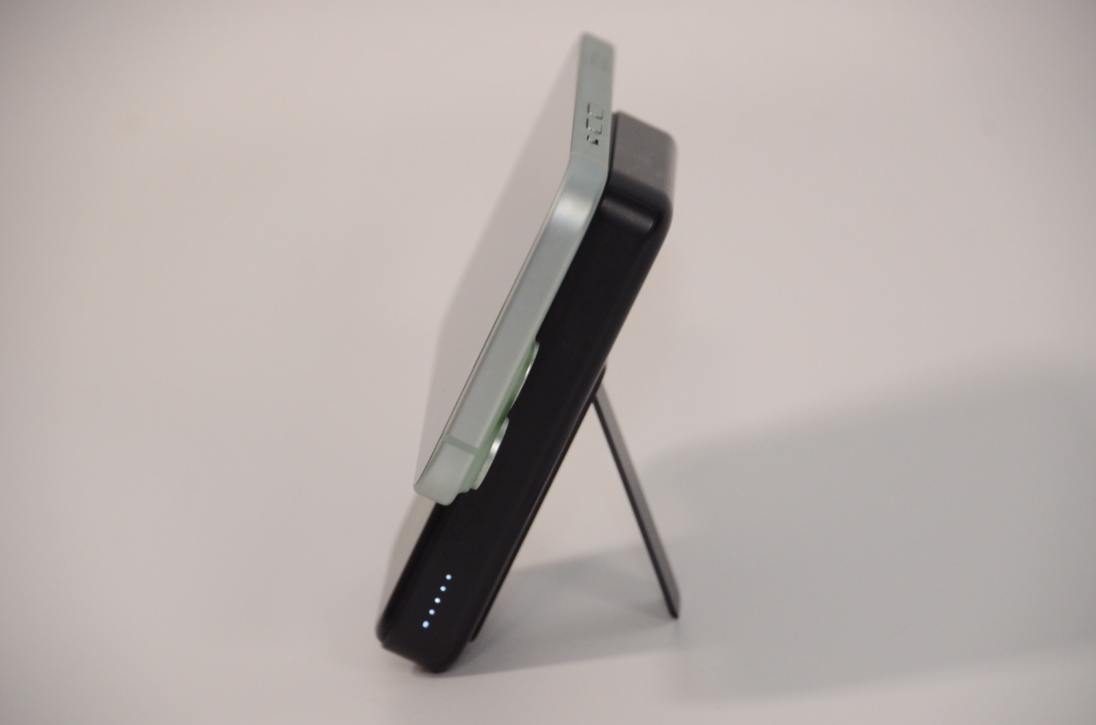 Anker 633 を1年使用後のマグネット接合面とスタンドヒンジのマクロ写真