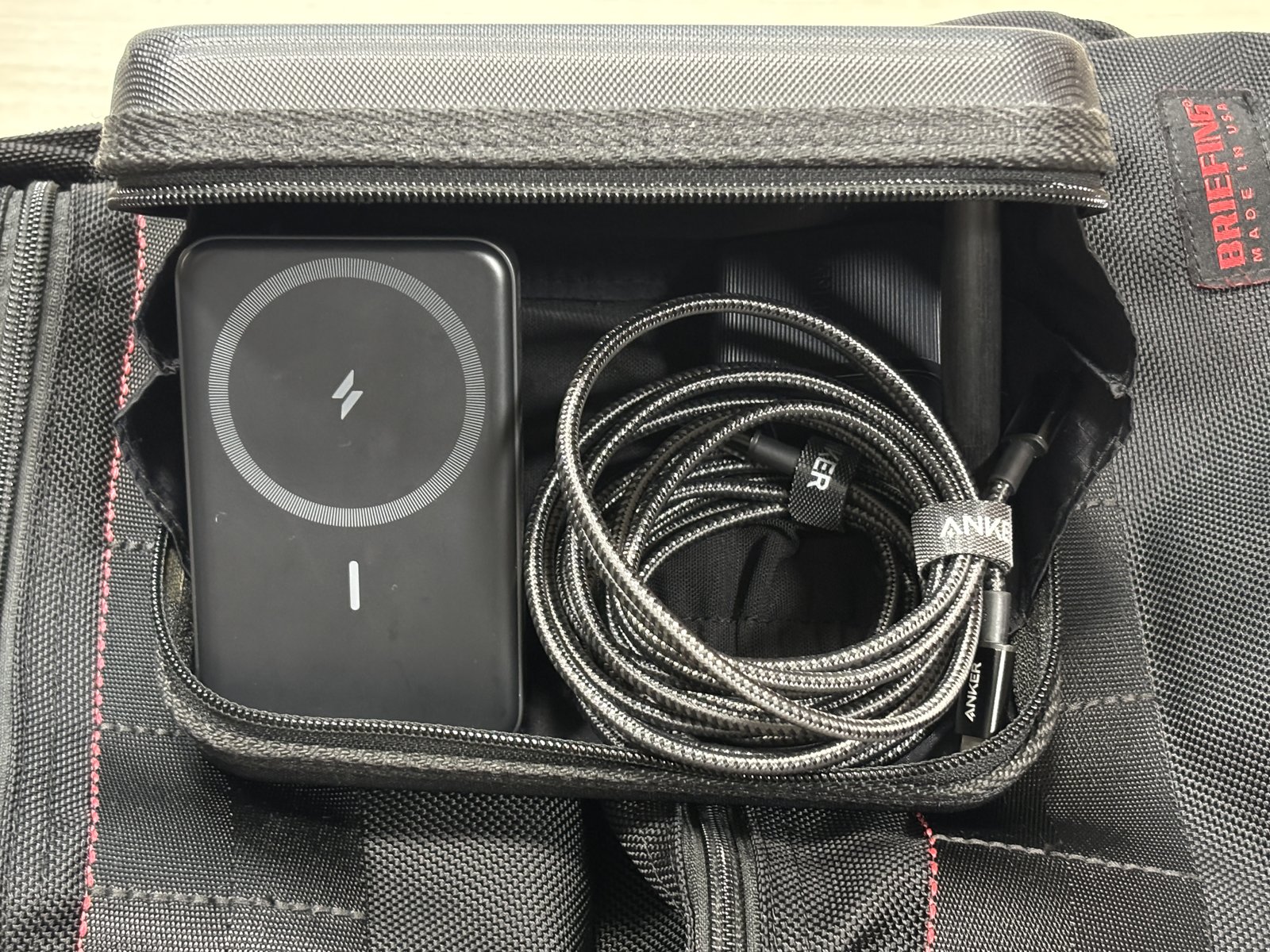 BRIEFING ATTACK PACK のH-MOBILE CASE内にAnker 633 MagGoがEDCとして常駐(BRIEFINGロゴ右上・横向き正向き)