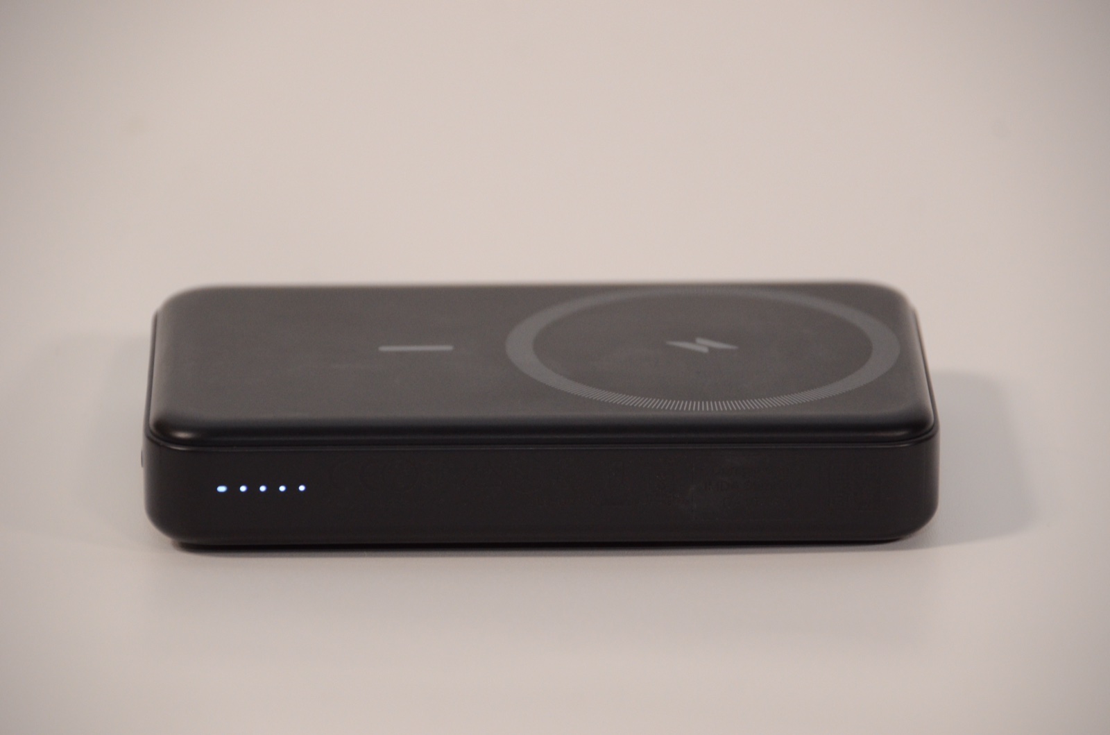 Anker 633 Magnetic Battery (MagGo) のMagSafe面と折りたたみスタンドが見える全景