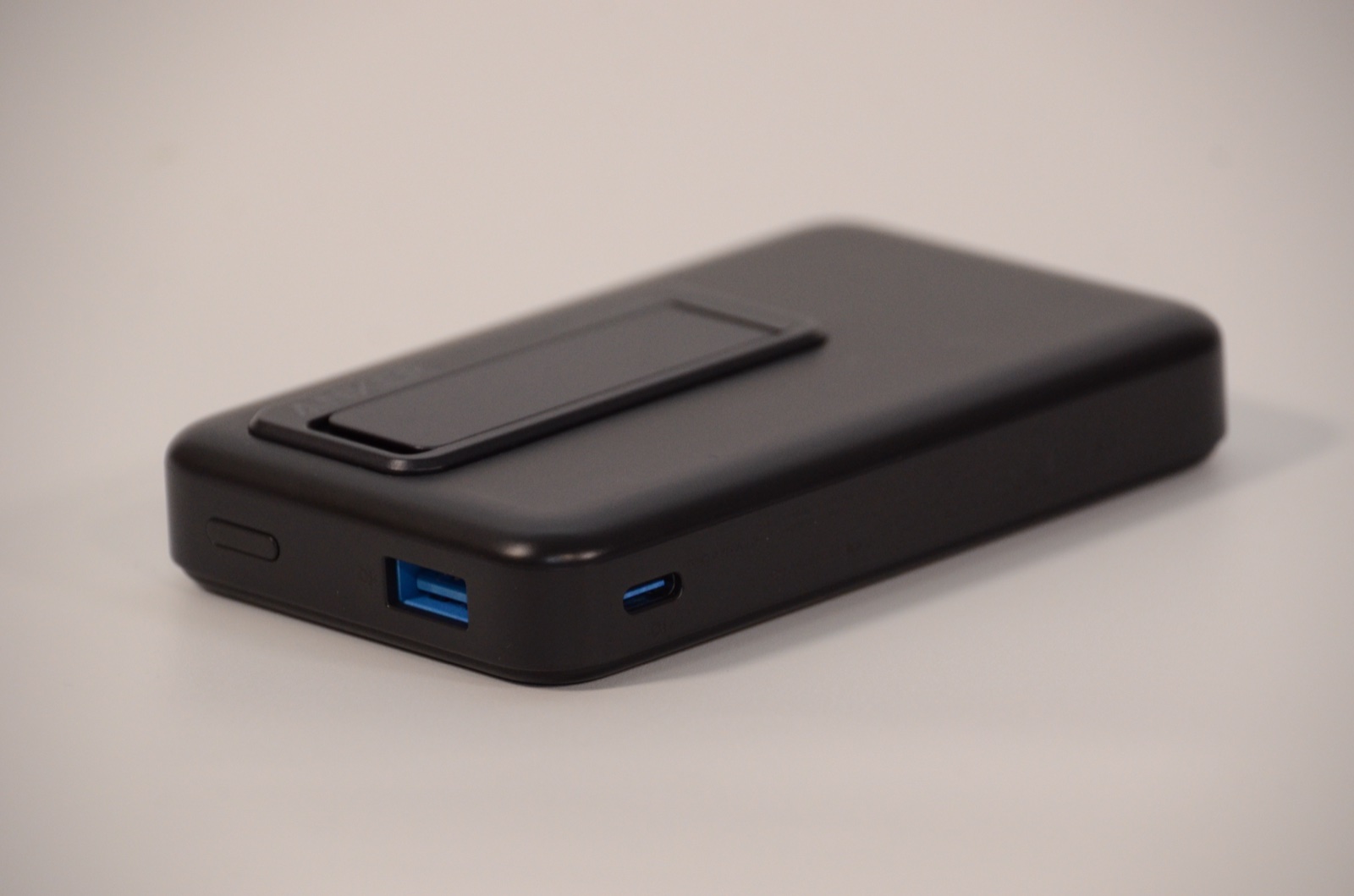 Anker 633 のUSB-CポートとUSB-Aポートの2ポート構成が見える側面