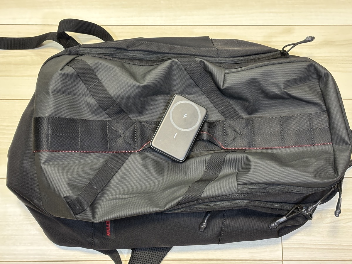 海外シーン:JOURNEY PACK の上に置いたAnker 633 Magnetic Battery(MagGo)