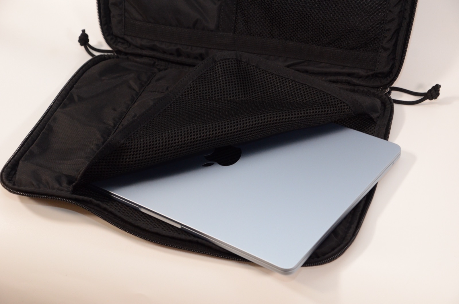 13インチMacBook AirをBRIEFING PC CASE TALLに収納した状態