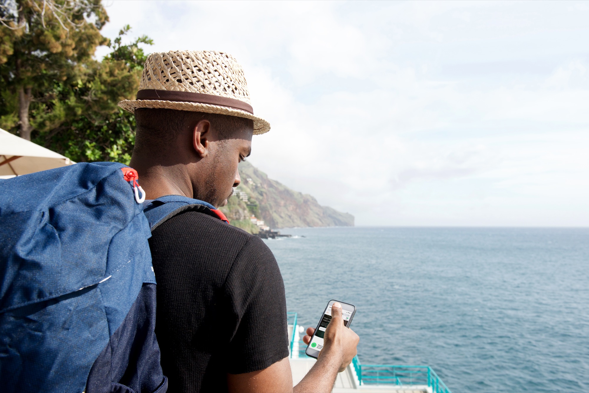 船の上でスマートフォンを確認する旅行者のイメージ