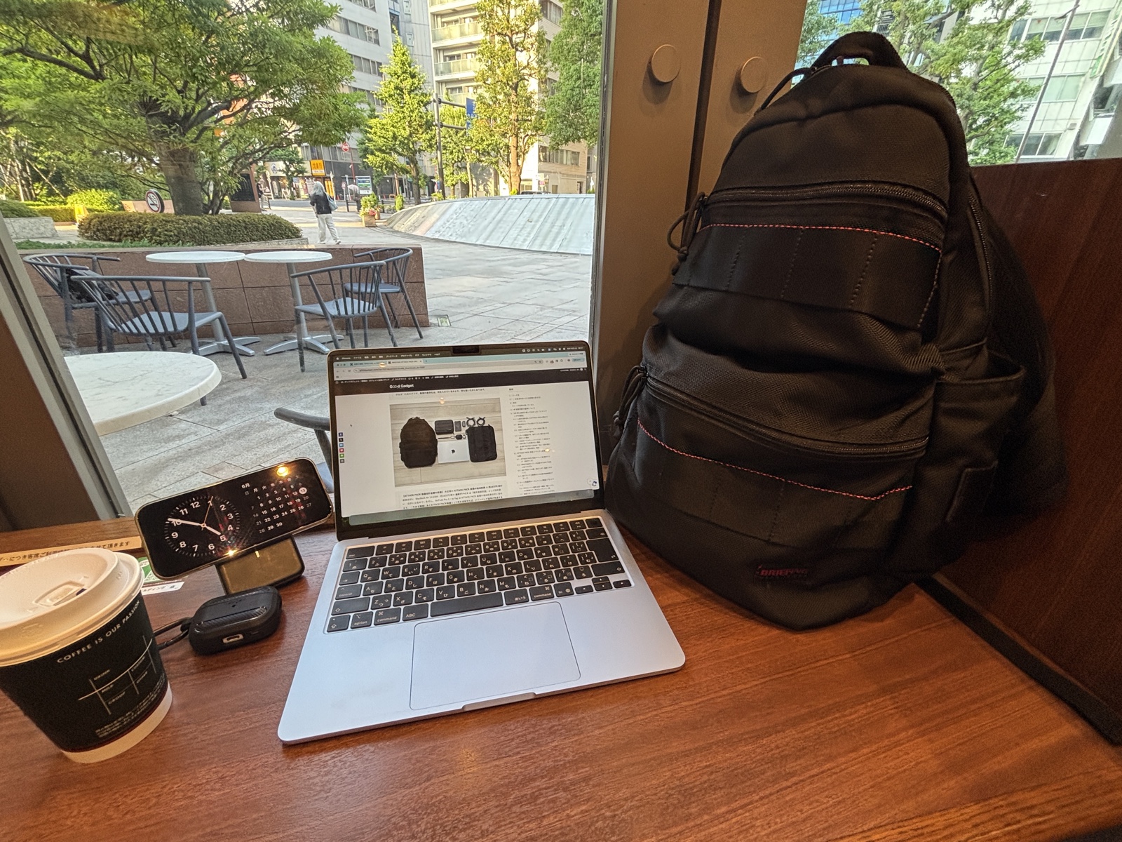 BRIEFING ATTACK PACKをカフェの窓際でMacBookと広げたワークスタイル