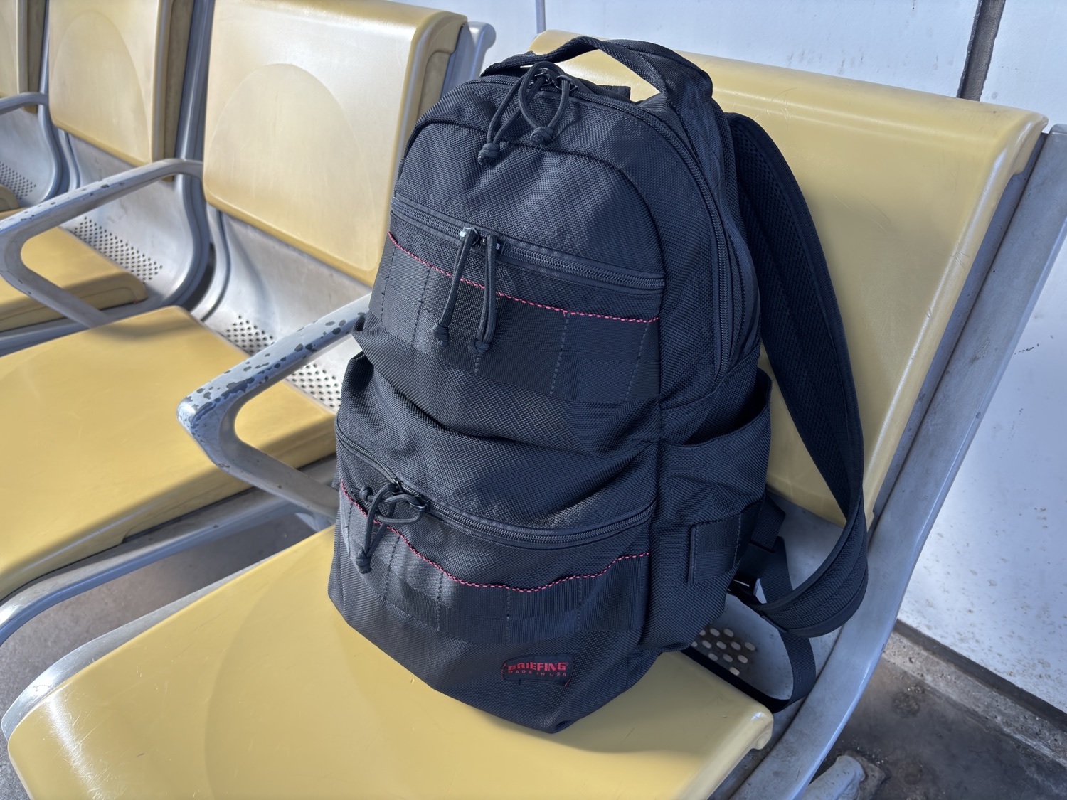 駅のホームのベンチに置いたBRIEFING ATTACK PACK（5年使用）
