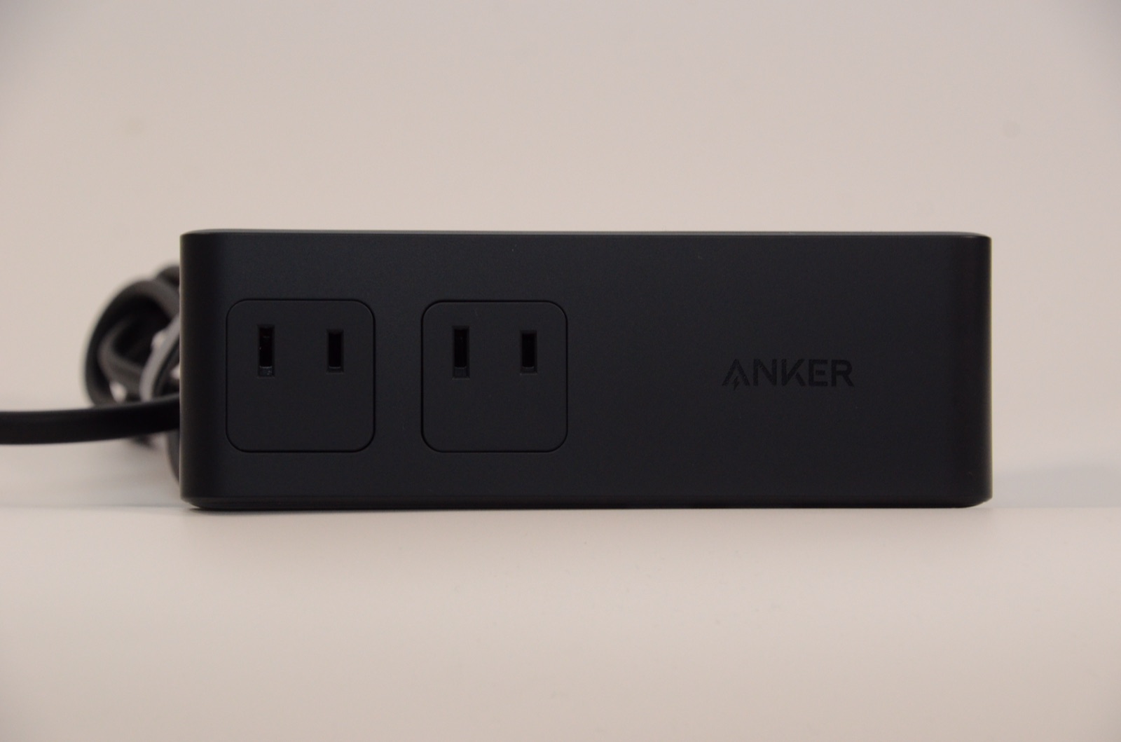 上面のAC2口とAnkerロゴ