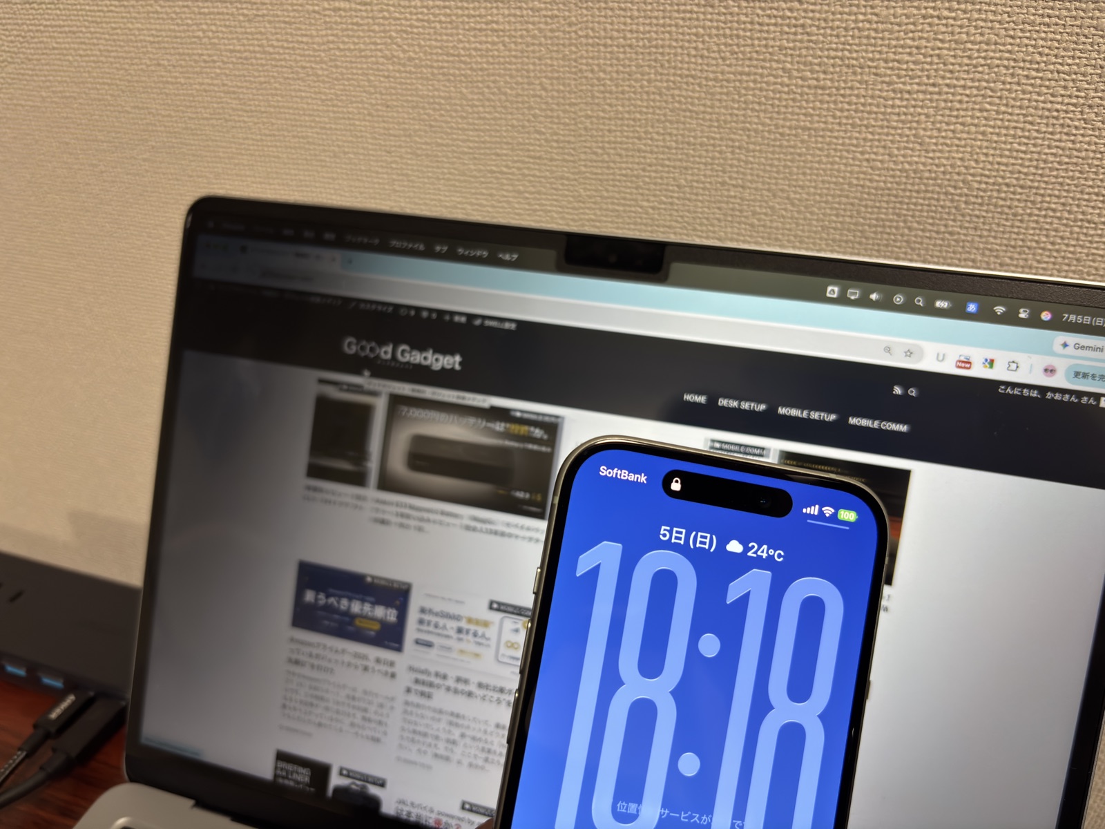 本機でノートPCとイヤホンを充電している様子