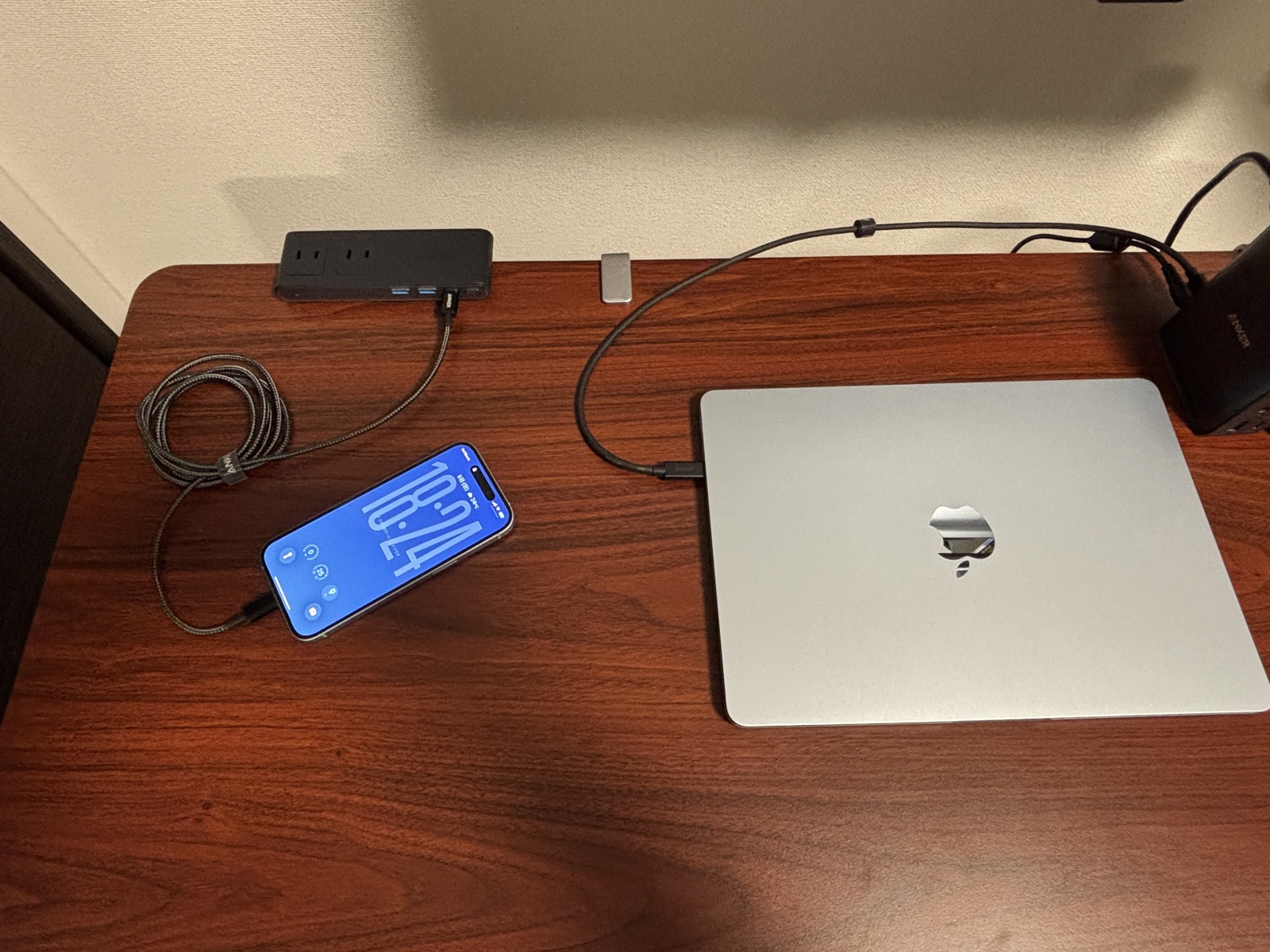 本機を設置したデスク上で、スマホとノートPCを充電している様子