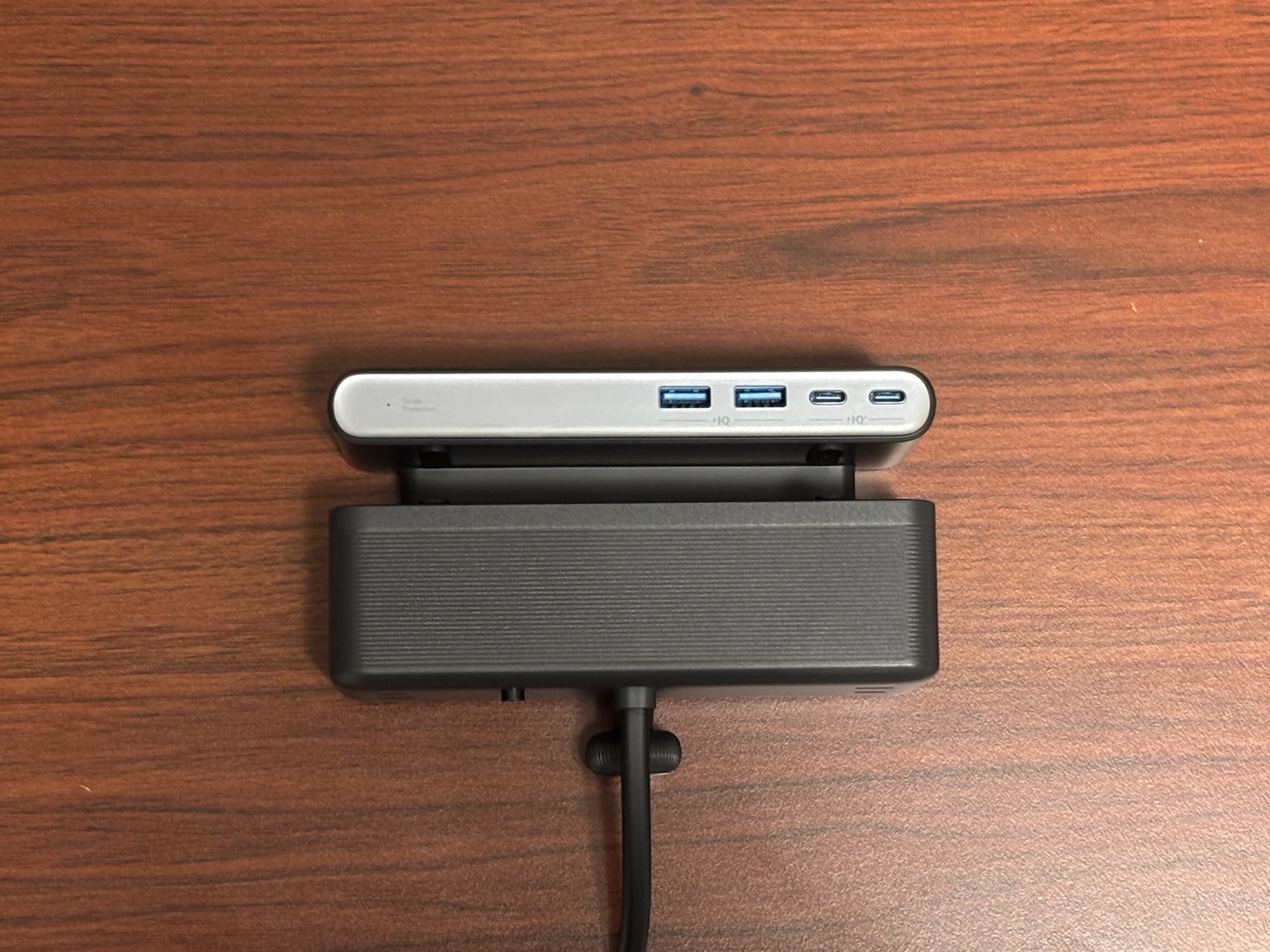 Anker Nano Power Strip をデスクに設置した様子（1）