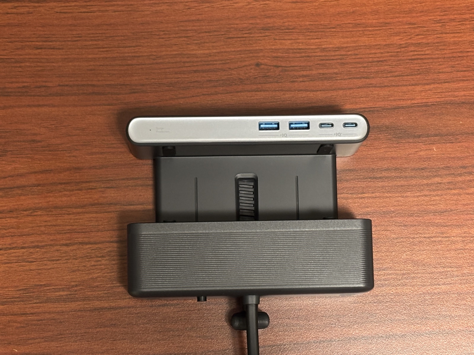 Anker Nano Power Strip をデスクに設置した様子（2）