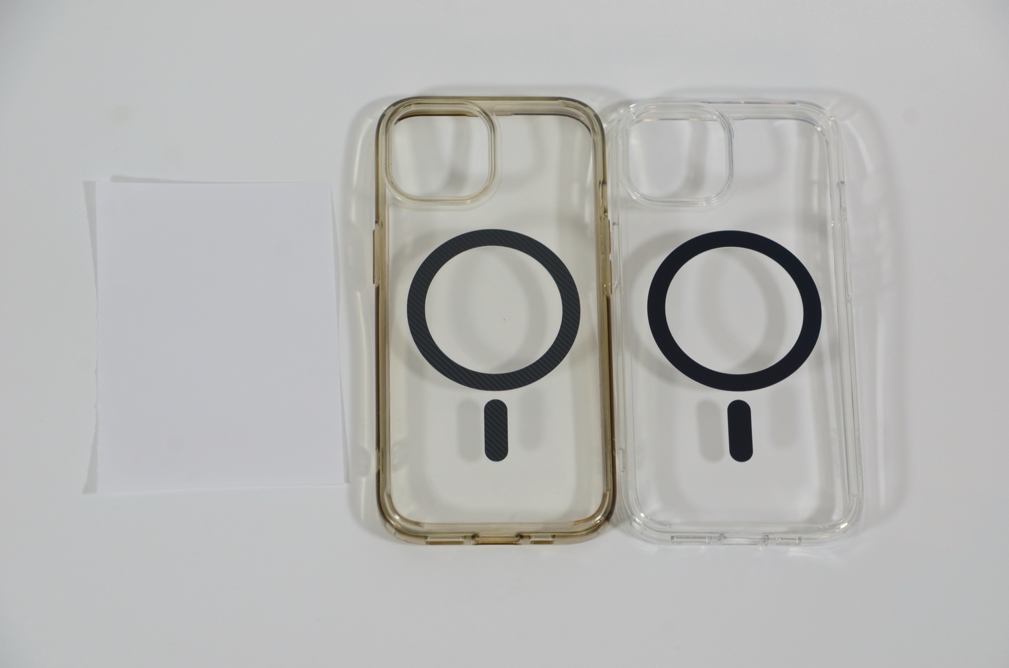 2年使ったケース(左)と新品(右)。白い紙を基準に同条件で撮影