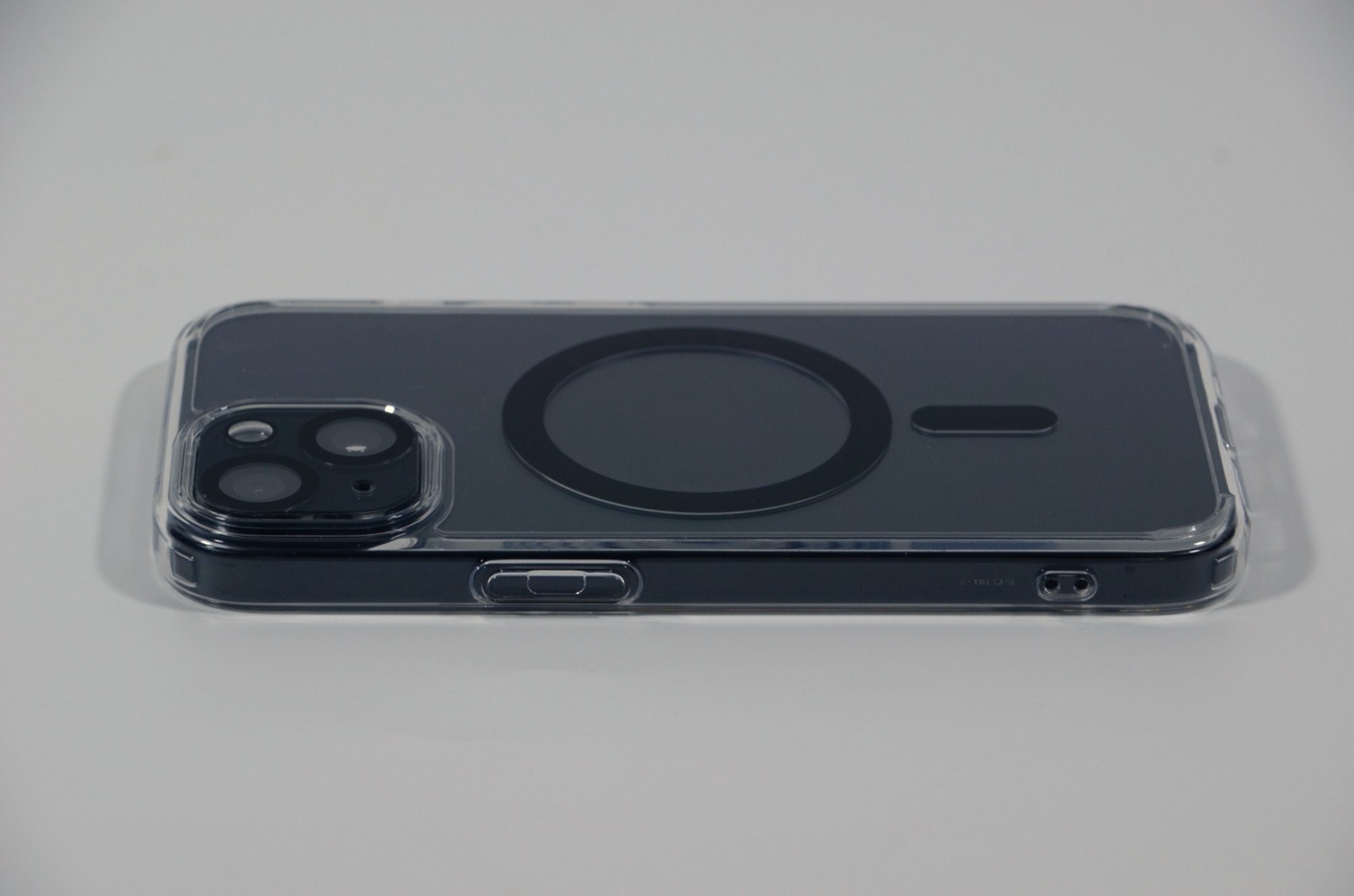 新品のSpigen Ultra Hybrid MagFitをiPhone 15に装着した状態