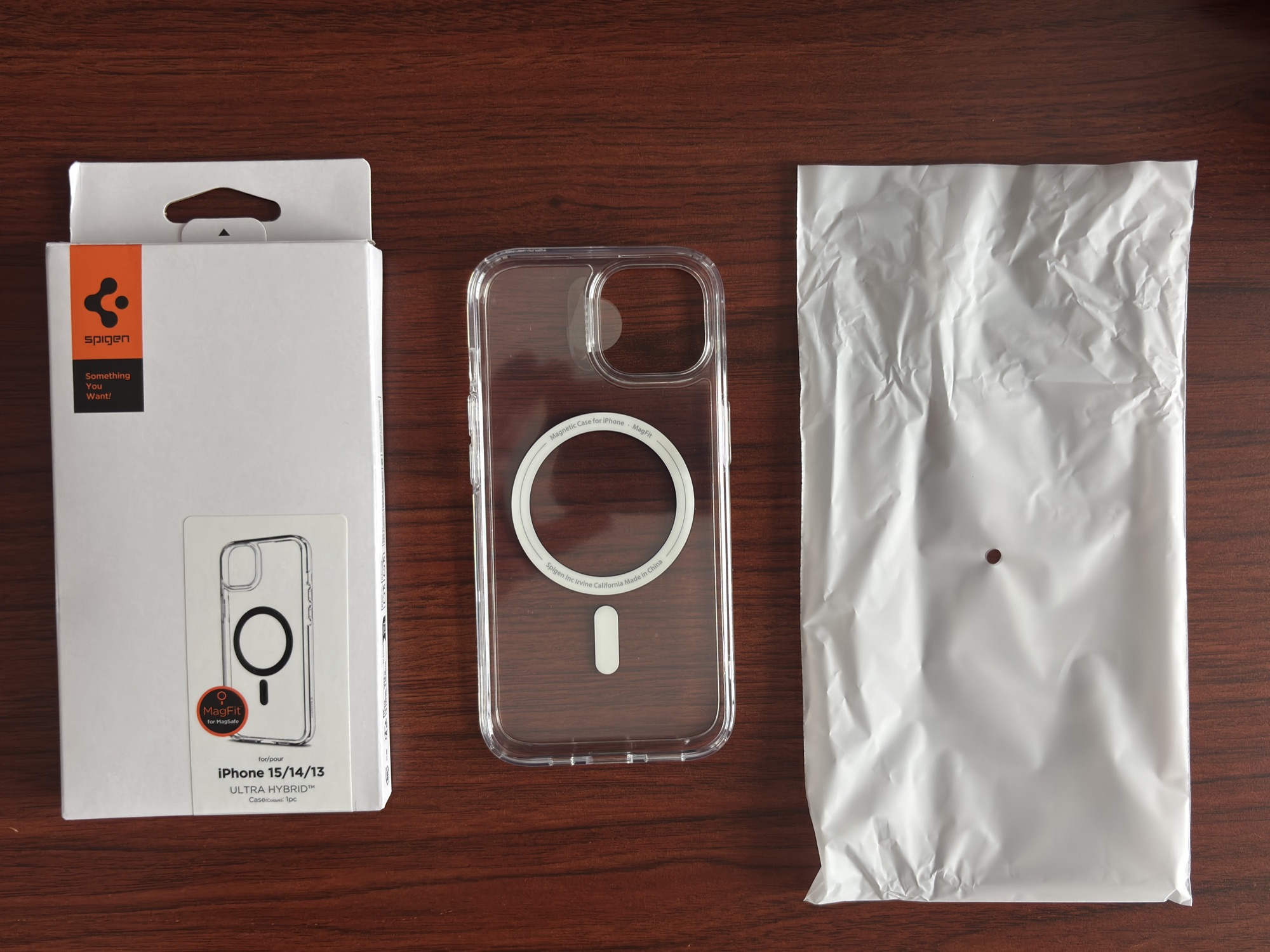 Spigen Ultra Hybrid MagFitの開封シーン。外箱と本体と内袋
