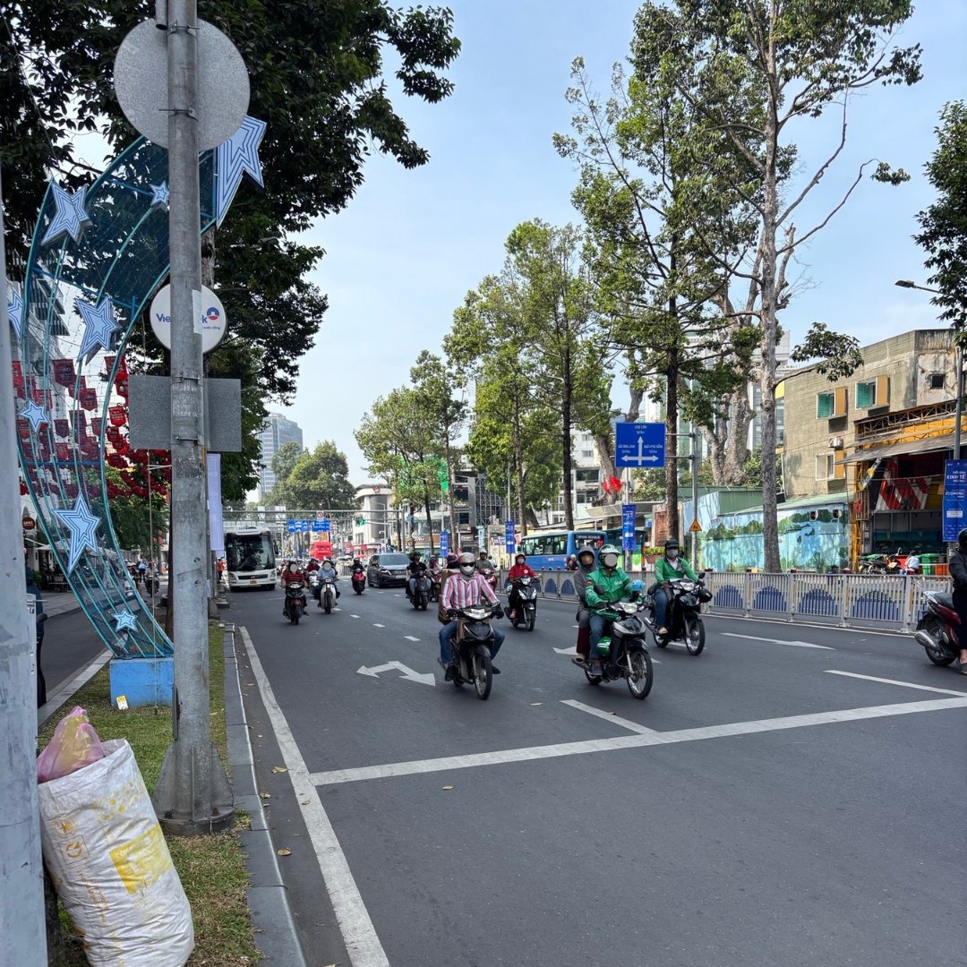 大通りを走る複数のGrabBikeドライバー