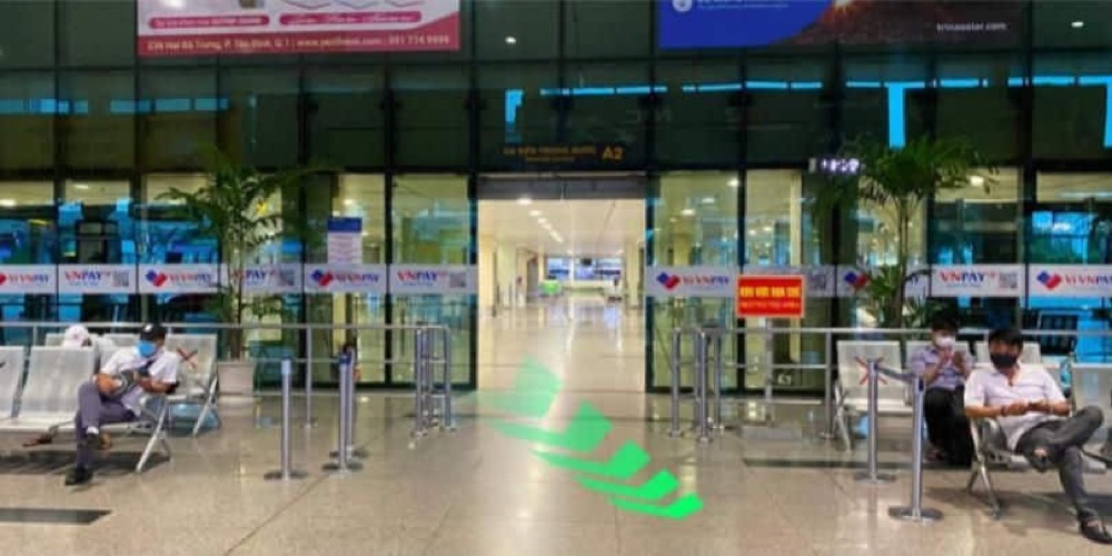 STEP1 国内線ターミナルから歩行者レーンへ向かう