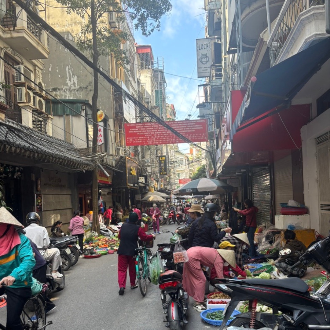 ハノイ旧市街の市場の通り（ベトナム）