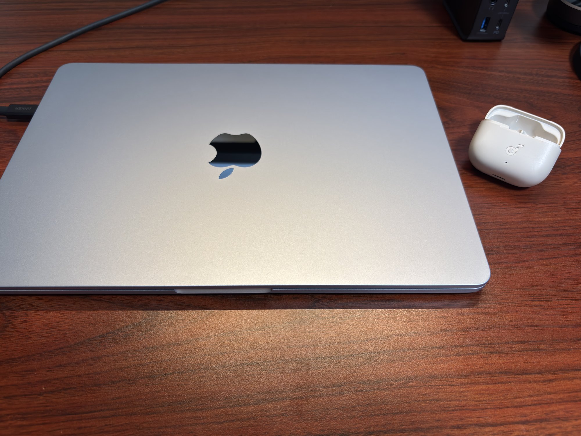 Soundcore P42i デスクでMacBookの横に
