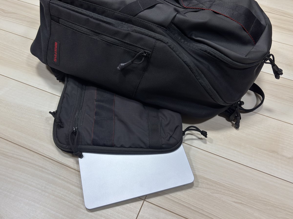 JOURNEY PACKの背面ポケットにPC CASE TALLに入れたMacBook Air 13.6を収納