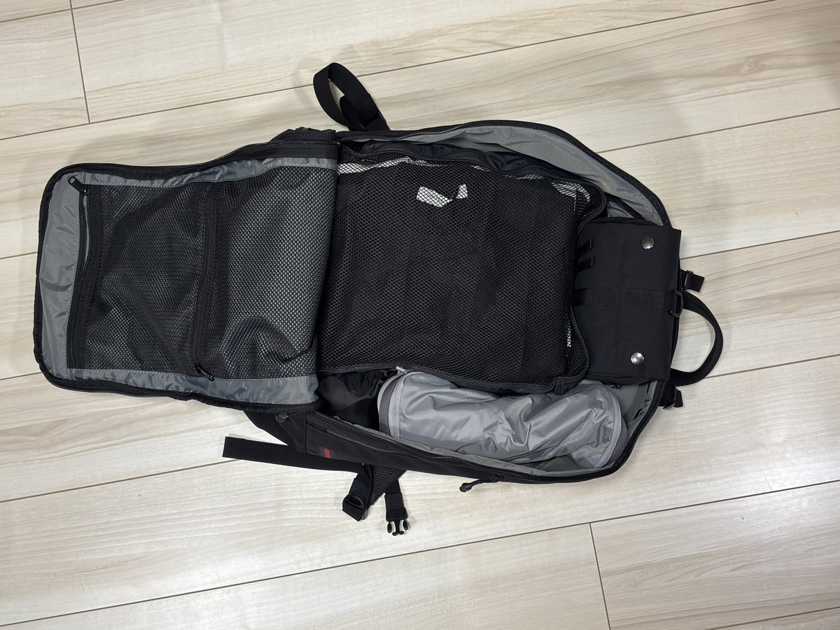 JOURNEY PACKのメイン収納部1に衣類の仕分けケースを収納した状態