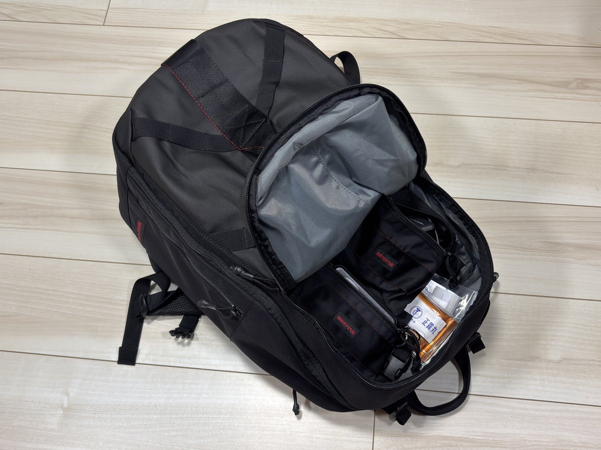 JOURNEY PACKのメイン収納部2にガジェット類を収納した状態