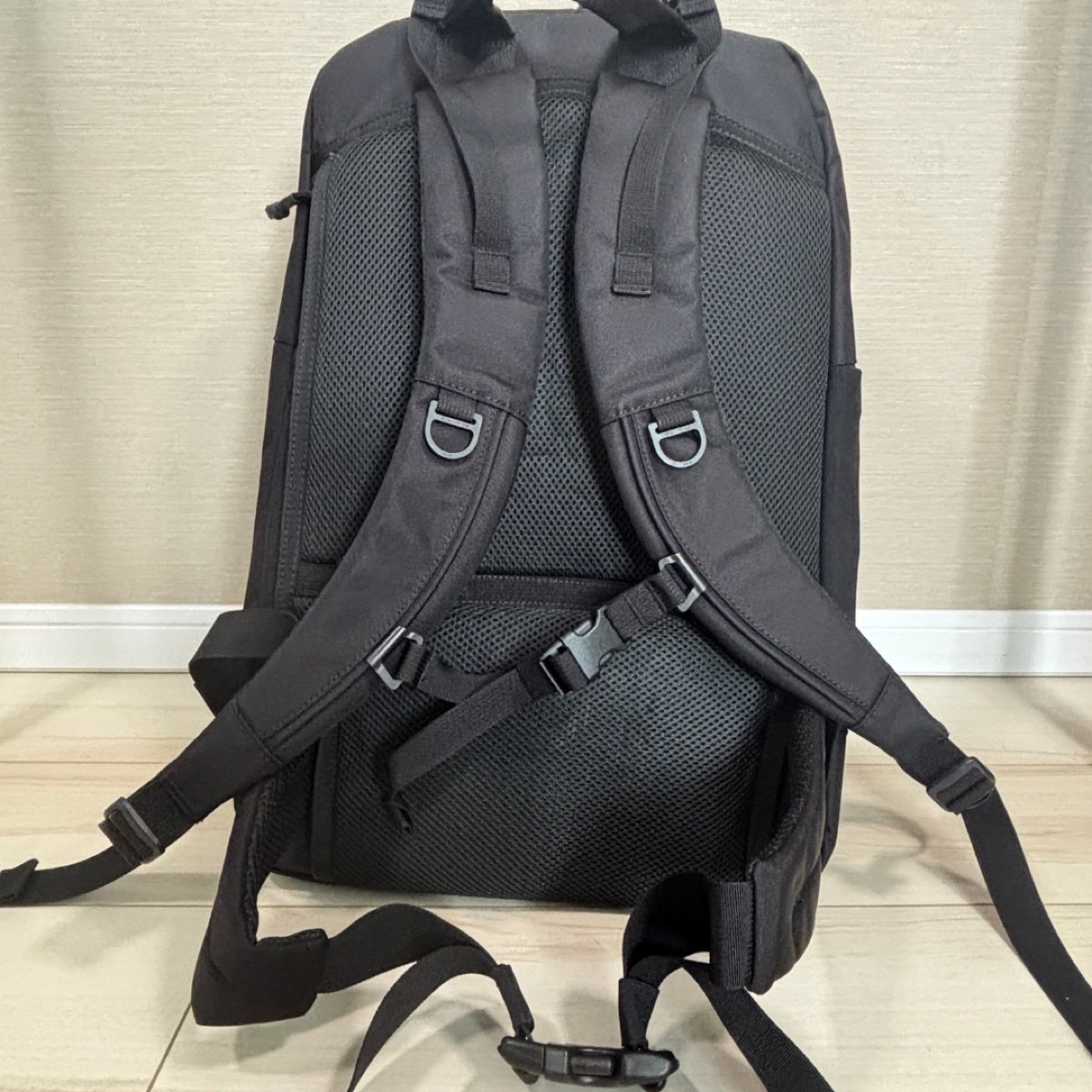 JOURNEY PACK背面のチェストストラップとウェストストラップを展開した状態