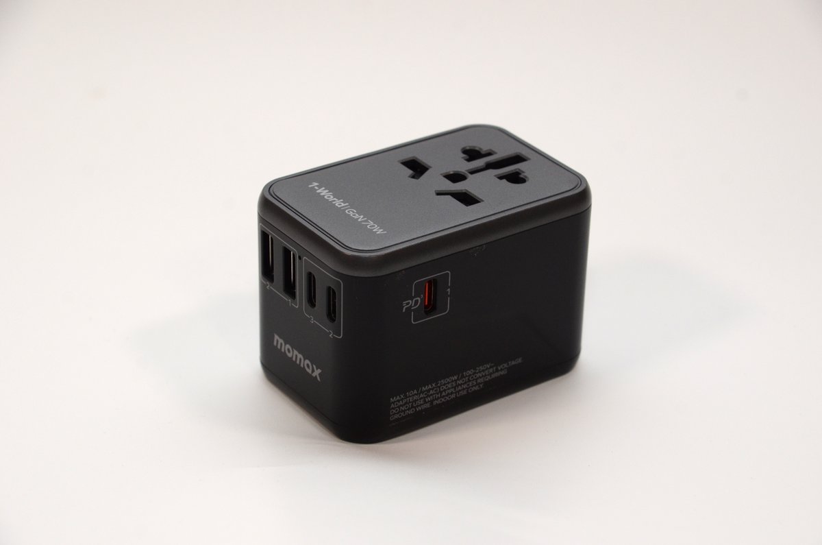 MOMAX 70W海外変換プラグのポート構成(USB-C×3・USB-A×2・AC)