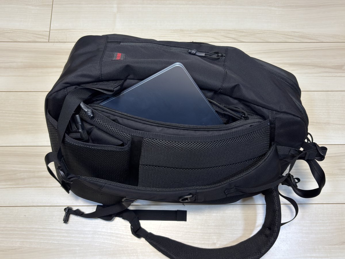 背面ポケット内のPC CASE TALLからMacBook Airをスッと取り出す瞬間