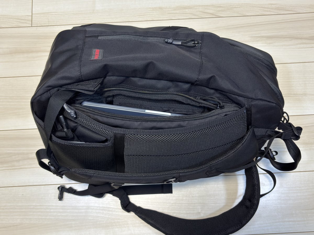 PC CASE TALLごと背面ポケットに収納した状態。ケースとバッグが一体化して見えるフィット感