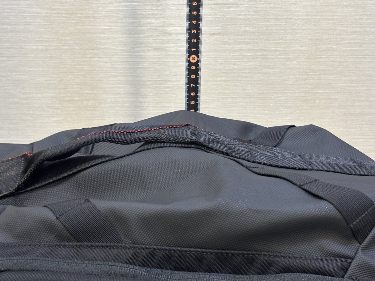 BRIEFING JOURNEY PACKのマチ(奥行き)をメジャーで実測(機内持ち込み規定内)