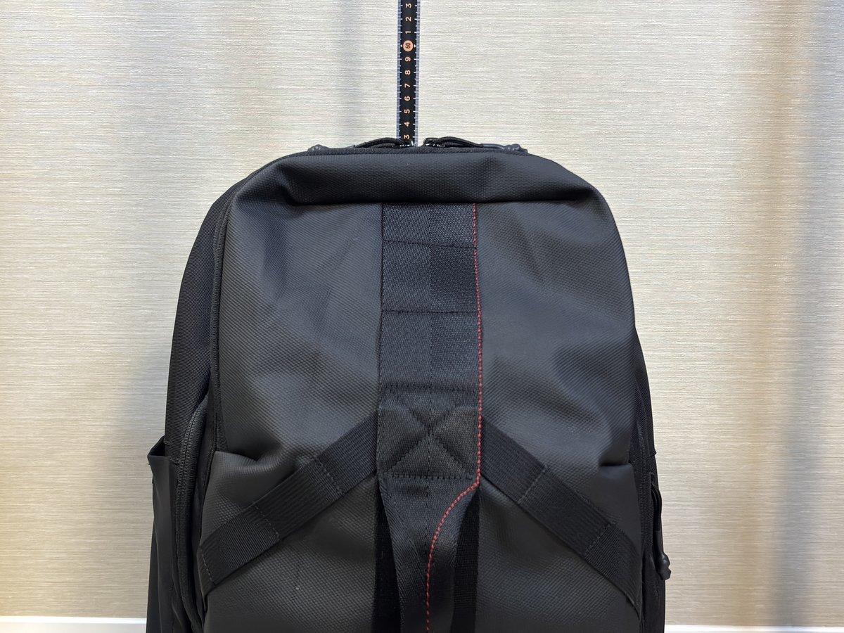 BRIEFING JOURNEY PACKの高さをメジャーで実測(機内持ち込み規定内)