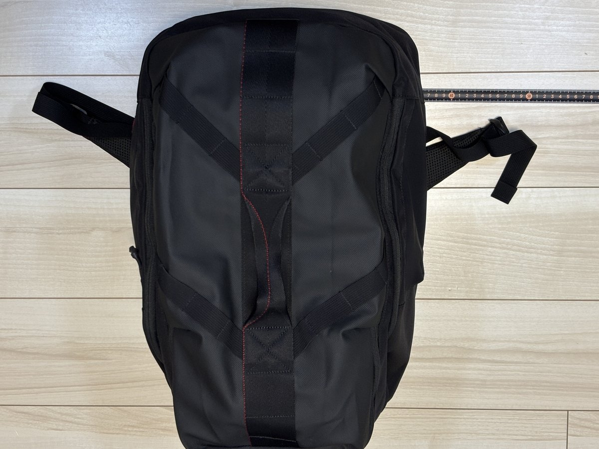 BRIEFING JOURNEY PACKの横幅をメジャーで実測(機内持ち込み規定56×36×23cm内)
