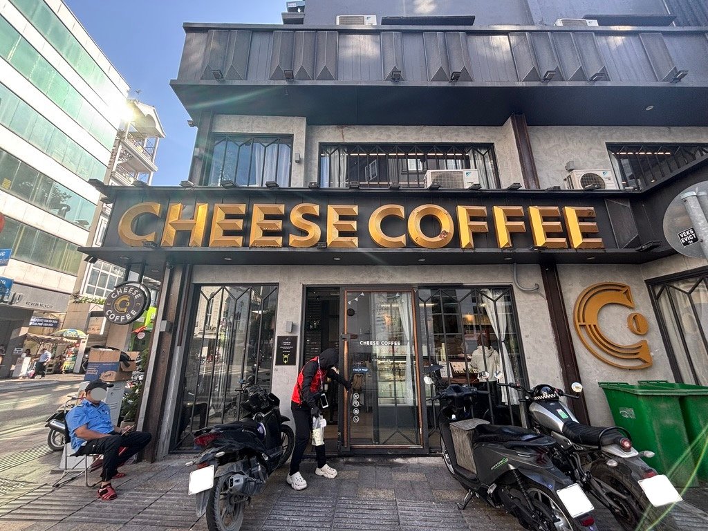 ホーチミンのカフェチェーンCHEESE COFFEEの店舗外観。都市部のこうした店ではカード決済が問題なく通る