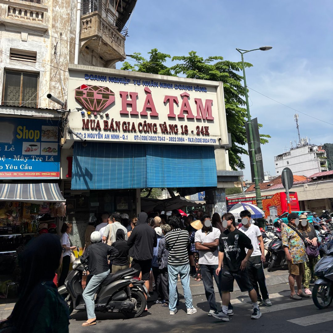 ホーチミン市内の両替店に並ぶ人の列。これだけ賑わっていても、認可を受けた店かどうかを旅行者が外から判断する手段はない